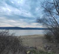 Blick auf die Wasserfläche vom Strand auf dem Erholungsgrundstück in Holčíkovce auf der Eva.