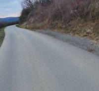 Der Weg zu den Erholungsgrundstücken in Holčíkovce, Straße Eva, umgeben von Natur und Hügeln.