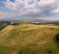 Umfangreiche landwirtschaftliche und forstwirtschaftliche Flächen in Košice, Stadtteil Luník IX, unter wolkigem Himmel.