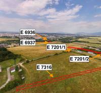 Landwirtschaftliche und forstwirtschaftliche Flächen in Košice, Stadtteil Luník IX auf einem Panoramafoto.