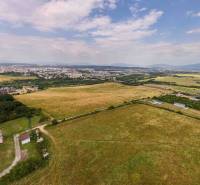 Luftaufnahme von landwirtschaftlichen und forstwirtschaftlichen Flächen mit der Stadt Košice, Stadtteil Luník IX.