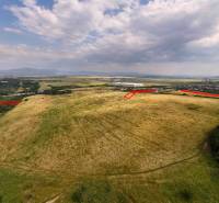 Landwirtschaftliche und forstwirtschaftliche Flächen, die sich in Košice, Stadtteil Luník IX, unter den Wolken erstrecken.