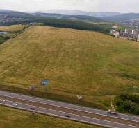 Umfangreiche landwirtschaftliche und forstwirtschaftliche Grundstücke in Košice, Stadtteil Luník IX, mit Autobahn.