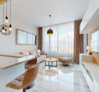 Wohnzimmer in einer 2-Zimmer-Wohnung mit Ziegelwand, Sofa und hängenden Leuchten.