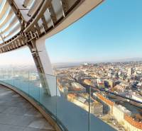 Blick von der Terrasse mit verglastem Geländer auf Bratislava, Čulenova-Straße, 2-Zimmer-Wohnung.