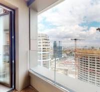 Balkon einer 2-Zimmer-Wohnung mit Blick auf Türme und Kräne in Bratislava - Altstadt.