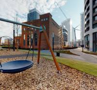 In der Čulenova-Straße gibt es einen modernen Spielplatz, umgeben von Architektur und einer 2-Zimmer-Wohnung.
