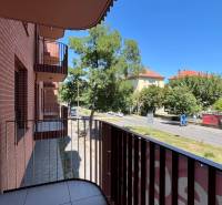 Der Balkon der Wohnung in der Cvernovka-Straße in Bratislava - Ružinov mit Grünflächen und Straße.