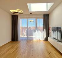 Wohnzimmer in einer Zweizimmerwohnung mit Fernseher und Dekorationen auf dem Boden.