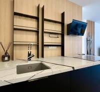 Küchenzeile mit Marmor-Arbeitsplatte und offenen Regalen in einer 2-Zimmer-Wohnung.