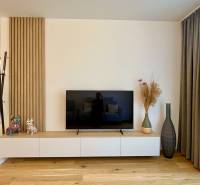 Helles Wohnzimmer in einer 2-Zimmer-Wohnung mit Fernseher und Dekorationen.
