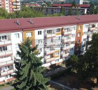 Blick auf ein Wohngebäude in Rimavská Sobota mit einem Angebot einer 3-Zimmer-Wohnung.