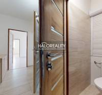 Interieur einer 3-Zimmer-Wohnung mit Zugang zum Badezimmer, hellem Flur und Türen.