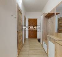 Eingangsbereich in einer 3-Zimmer-Wohnung mit Holzmöbeln und Fliesenboden.