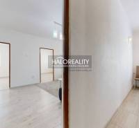 Flur mit Zugang zu den Zimmern in einer 3-Zimmer-Wohnung, Tisch und Stühle an der Wand.