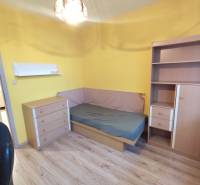 Ein gemütliches Zimmer mit Bett und Möbeln in einer 3-Zimmer-Wohnung.