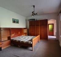 Ein Schlafzimmer mit Retro-Möbeln und einem Bett in einem Einfamilienhaus.