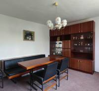 Esszimmer eines Einfamilienhauses mit Holzmöbeln und einem Kronleuchter im Innenraum.