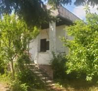 Ein Einfamilienhaus in der Mostová-Straße in Sečovce, umgeben von Grün und Bäumen.