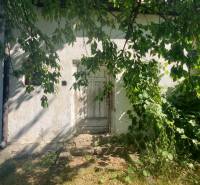 Älteres Einfamilienhaus in der Mostová-Straße in Sečovce, umgeben von Grün und Bäumen.
