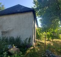 Ein Einfamilienhaus in der Mostová-Straße in Sečovce mit einem großen Garten und Bäumen.