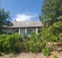 Das Einfamilienhaus in der Mostová-Straße in Sečovce ist von Grünflächen und Bäumen umgeben.