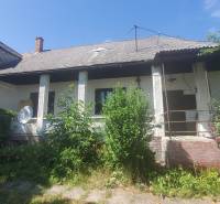 Ein Einfamilienhaus in der Mostová-Straße in Sečovce, vor dem Haus üppige Vegetation.
