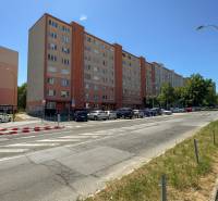 Wohnblöcke und Parkplatz in der Ondavská-Straße in Košice, Stadtteil Západ.