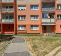 Ein Wohnhaus mit drei Stockwerken in der Ondavská Straße in Košice - Stadtteil Západ.