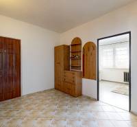 Eingangsflur mit Einbauschrank in einer 3-Zimmer-Wohnung, Fliesenboden.