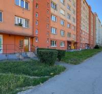 Blick auf das Wohngebäude in der Ondavská-Straße, Košice - Stadtteil Západ.
