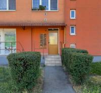 Oranges Wohnhaus in der Ondavská-Straße in Košice - Stadtteil Západ, Eingang.