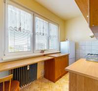 Küche mit Holzmöbeln und Fenster in einer 3-Zimmer-Wohnung.