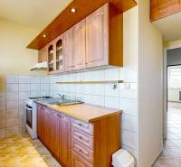 Küche mit Holzküchenzeile und Geräten in einer 3-Zimmer-Wohnung.