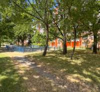 Rasenfläche mit Spielplatz und Bäumen bei einer 3-Zimmer-Wohnung in der Ondavská Straße, Košice.