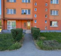 Wohnhaus in der Ondavská-Straße in Košice - Stadtteil Západ mit gestalteter Umgebung.