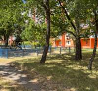 Hof bei einer 3-Zimmer-Wohnung in der Ondavská-Straße in Košice mit Kinderspielplatz und Grünflächen.