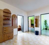 Diele einer 3-Zimmer-Wohnung mit einem Einbauschrank aus Holz und Fliesenboden.