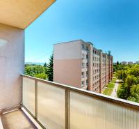Blick vom Balkon eines Wohnhauses in der Ondavská-Straße in Košice, Stadtteil Západ.