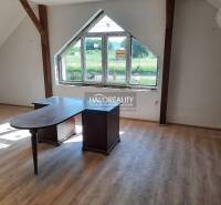 Innenraum einer 2-Zimmer-Wohnung mit Holztisch und Blick durch ein großes Fenster.