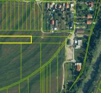 Luftaufnahme von landwirtschaftlichen und forstwirtschaftlichen Grundstücken in der Gemeinde Zálesie, Straße Domky.