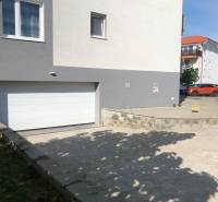 In Slovenský Grob, in der Rastislavova-Straße, befinden sich Garagen bei Wohngebäuden.
