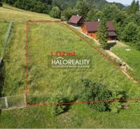 Freizeitgrundstücke in Vyšné Ružbachy mit einer Hütte, umgeben von Grün und Natur.