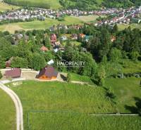 Luftaufnahme von Erholungsgrundstücken in Vyšné Ružbachy, umgeben von Grünflächen und Dorfhäusern.