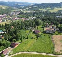 Luftperspektive auf die Erholungsgrundstücke in der Gemeinde Vyšné Ružbachy, umgeben von Natur.
