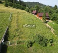 Freizeitgrundstücke in Vyšné Ružbachy mit einer Hütte, umgeben von Natur und Grün.