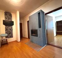 Der Flur in einer 3-Zimmer-Wohnung mit Holzboden und Wandhaken.
