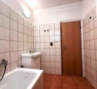 Badezimmer mit Badewanne und Waschbecken in einer 3-Zimmer-Wohnung.