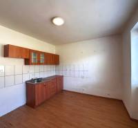 Küche in einer 3-Zimmer-Wohnung mit Spüle, Fliesen und Holzboden.