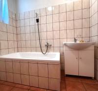 Badezimmer mit Badewanne und Waschbecken in einer 3-Zimmer-Wohnung.